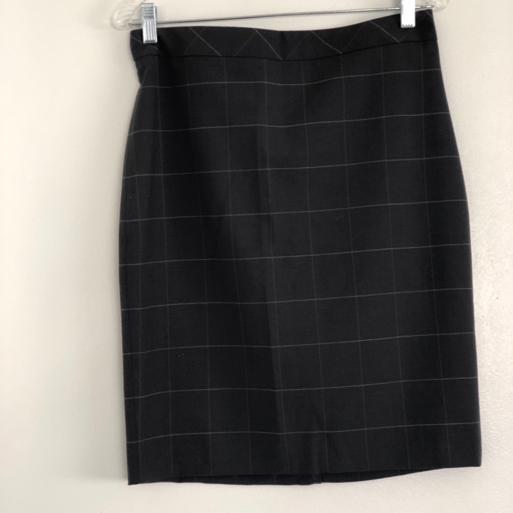 Banana Republic pencil skirt. Never worn. Tags.